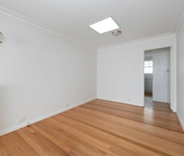 Charming Two-Bedroom Unit in Prime Blackburn Location - Photo 2