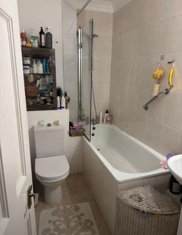 Quiet and comfortable all bills included in central location - great connections and PARKING. Price negotiable for committed number of nights (Bayswater) - Photo 3
