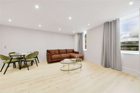 Large one bedroom apartment set on the third floor of this portered block - Photo 2