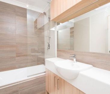Three Bedroom Tri Level Townhome, Ideal Location and Ducted Air Con! - Photo 2