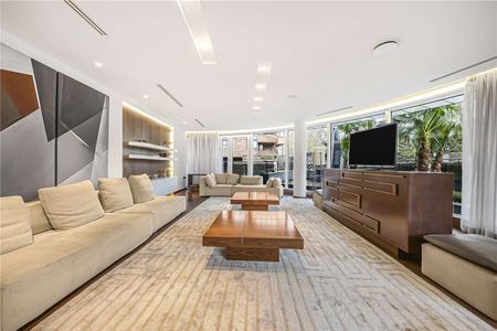 An opportunity to acquire a four bedroom lateral apartment (247 sq m/2,666 sq ft) set within this landmark purpose built block with parking and 24 hour concierge.viewing - Photo 2