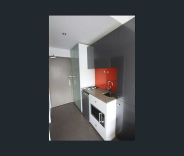 Fully Furnished Studio Apartment with Park Views in Prime Student L... - Photo 3