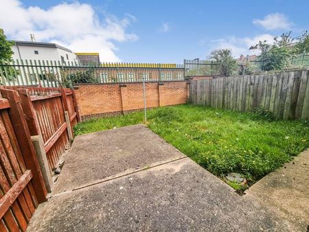 2 Bed Semi-Detached House, Birkin Avenue, NG7 - Photo 4