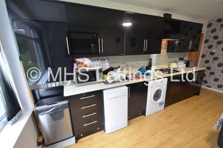 3 Bedroom Mid Terraced House for rent in The Poplars - Photo 5