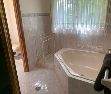 4 BEDROOM FAMILY HOME - Photo 4