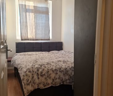 Room in a Shared House, Roman Road, E6 - Photo 3