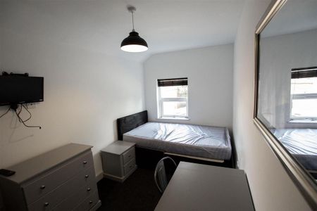 6 bedroom house to rent - Photo 2