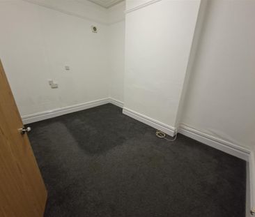 Howard Gardens, Cardiff - Photo 1