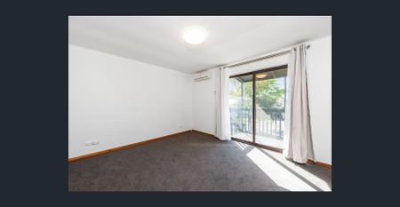 Renovated Townhouse close to the city - Photo 5