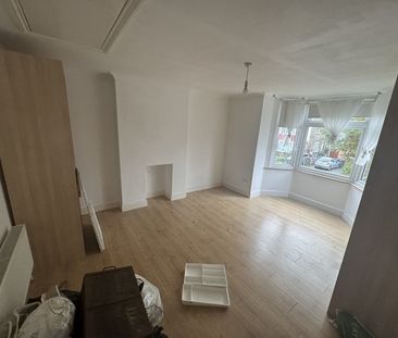 2 Bed Flat, Northampton Road, CR0 - Photo 2