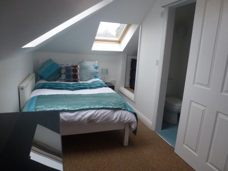 1 bedroom in a house share to rent - Photo 2