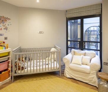 Luxurious Three-bedroom Character Property TO LET In Battersea - Photo 4