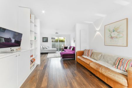 St James’s Close, SW17, London - Photo 2