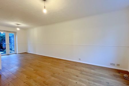 Hamble Walk , Woking - 3 bedrooms Property for lettings - Seymours - Photo 5