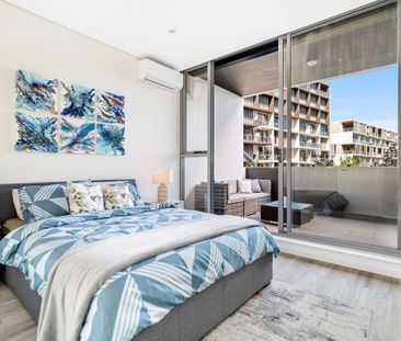 Gorgeous Split-Level Furnished Apartment - Photo 3