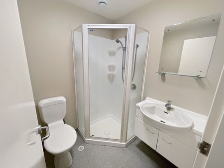 SECURE CENTRAL STUDIO APARTMENT - Photo 3
