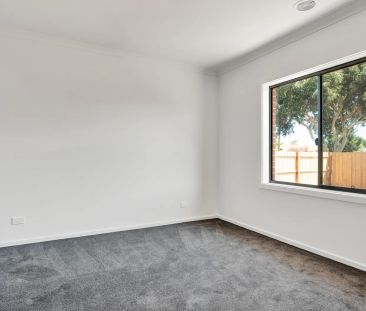 4 Bedroom Home in Werribee - Photo 3