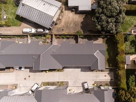 Modern 4 Brm Townhouse - Photo 2