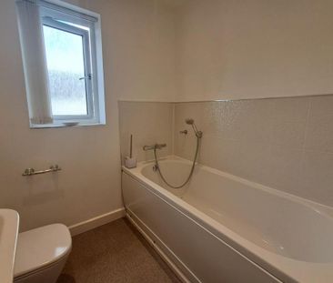 4 bedroom detached house to rent - Photo 2