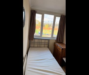 Room in a Shared House, Swindon Close, IG3 - Photo 2
