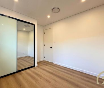 Brand New 5 Bedroom Duplex! - Photo 3