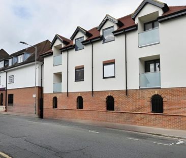 1 bed flat to rent in Station Road, Gerrards Cross, SL9 - Photo 1