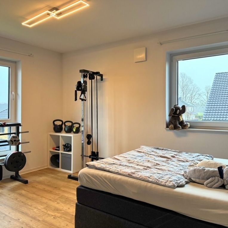 Einziehen & wohlfühlen: Doppelhaushälfte mit EBK, Südterrasse und Carport in Augustfehn - Foto 1