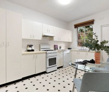 North Facing, Spacious Art Deco – Ground Floor - Photo 5