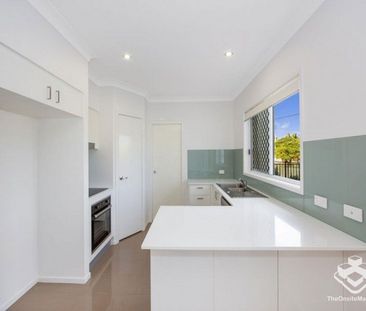 MODERN STYLISH 3 BED TOWNHOUSE IN GREAT LOCATION - Photo 5