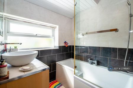 3 bedroom semi-detached house to rent - Photo 3