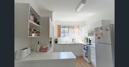 Renovated two bedroom unit walking To University, Shopping Centre, Metro and Buses - Photo 5