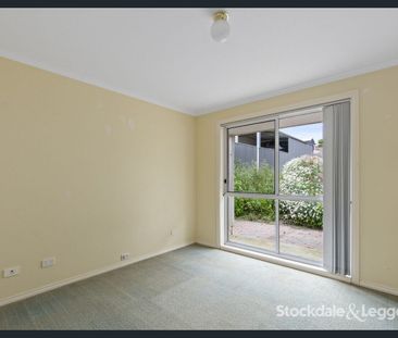 Comfortable Three-Bedroom Home with Spacious Living - Photo 5