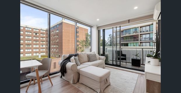 Live near Albert Park Lake and enjoy modern home comforts! - Photo 1