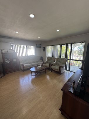 Looking for a home with great street appeal? - Photo 1