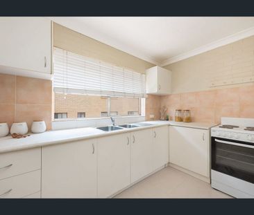 Prime Location! Convenient 1 Bedroom Taringa Unit. - Photo 4