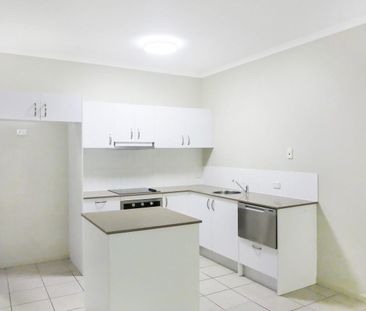 Leafy Outlook - 3 Minute Walk to Beach and Cafes! - Photo 1