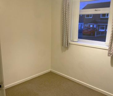 2 bedroom semi-detached bungalow to rent - Photo 3