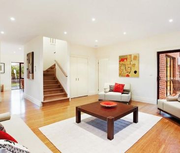 Modern design - McKinnon School Zone! - Photo 2