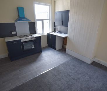 To Let 3 Bed Flat - Photo 5