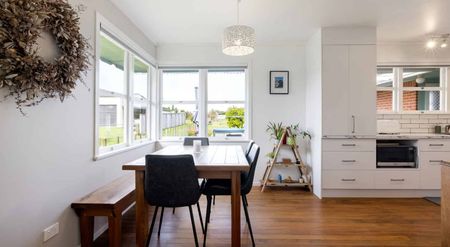 Modern comfort and generous space - Photo 2