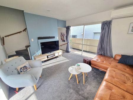 Contemporary Living and Urban Style - Photo 2