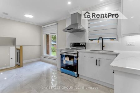 Detached Home For Lease | W9231450 - Photo 5