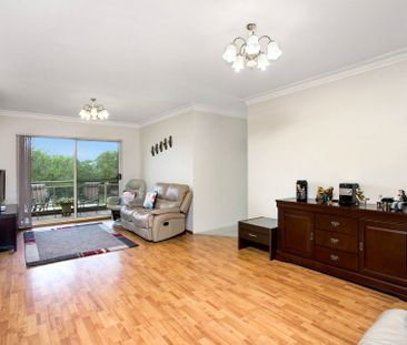 Perfectly Positioned 3 Bedroom Apartment - Photo 4