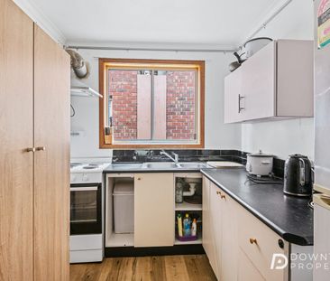 Bedsit in West Hobart - Photo 4