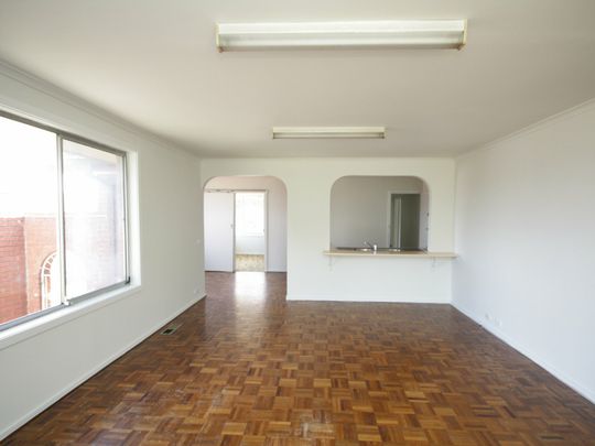 SPACIOUS 4 BEDROOM FAMILY HOME IN CLAYTON SOUTH - Photo 1