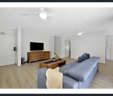 Partially furnished 2 bedroom apartment - moments to everything. - Photo 3