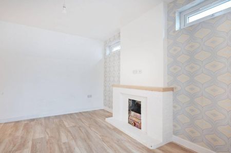 3 bedroom detached house to rent - Photo 2