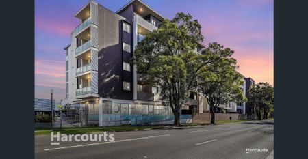 Three Bedroom Apartment! - Photo 4