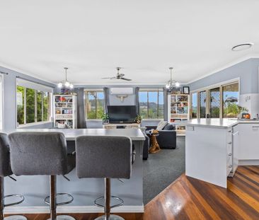 Modern Family Living in Elevated Burnside Position. - Photo 2