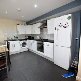 3 bedroom Flat in St Annes Road, Leeds - Photo 1